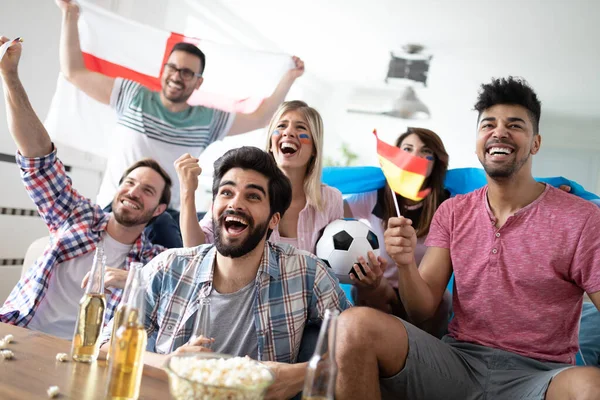 在国内庆祝胜利的足球朋友们兴奋而快乐的粉丝们 — 图库照片