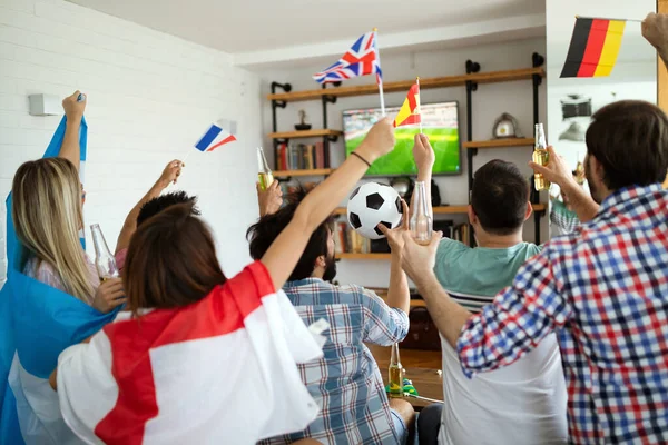 Torcedores Entusiasmados Felizes Amigos Futebol Comemorando Jogo Vencedor Casa — Fotografia de Stock