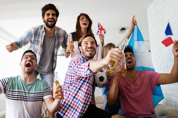 Torcedores Entusiasmados Felizes Amigos Futebol Comemorando Jogo Vencedor Casa — Fotografia de Stock