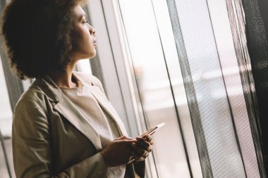 Telefonlu güzel bir Afrikalı kadının portresini yakından çek. İnsanlar, teknoloji kavramı