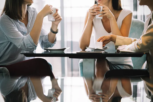 Группе Деловых Женщин Нравилось Общаться Пить Кофе Вместе Кафе — стоковое фото