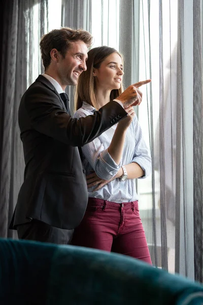 Joven Amante Feliz Pareja Divertirse Hablar — Foto de Stock