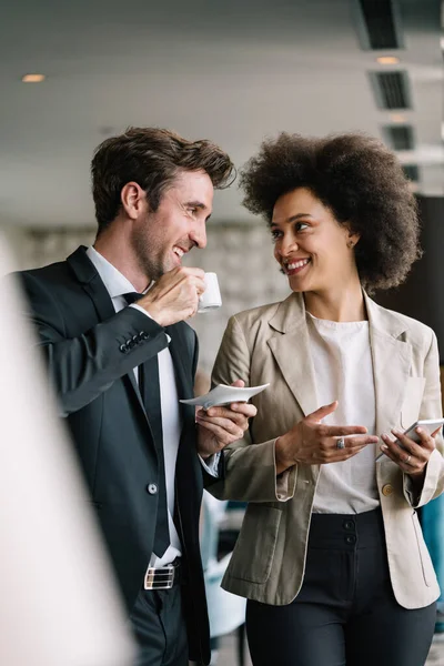 Jonge Zakenvrouw Met Mannelijke Collega Gesprek Zakenman Zakenvrouw Die Koffie — Stockfoto