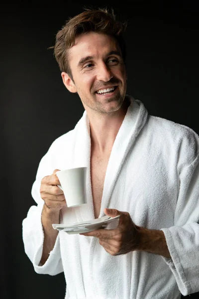 Jung Glücklich Gut Aussehender Mann Trinkt Morgenkaffee Bademantel — Stockfoto