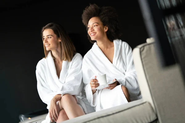 Mulheres Amigas Roupões Banho Desfrutando Chá Bem Estar Fim Semana — Fotografia de Stock