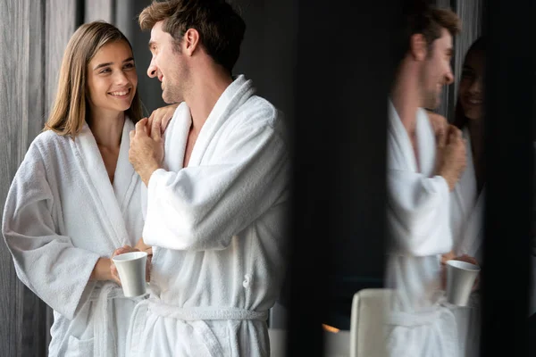 Glückliches Junges Paar Weißen Bademänteln Beim Gemeinsamen Kaffeetrinken Hotel Reise — Stockfoto