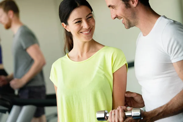 Personal Trainer Helpen Vrouw Werken Met Halters Sportschool — Stockfoto