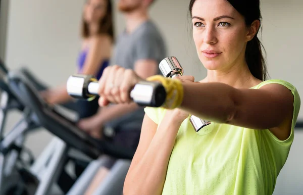 Mujer Atractiva Haciendo Ejercicio Con Pesas Gimnasio — Foto de Stock