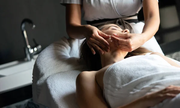Gesundheits Schönheits Und Entspannungskonzept Hübsch Frau Spa Salon Bekommen Massage — Stockfoto