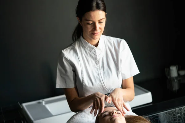 Gezondheid Schoonheid Ontspanning Concept Mooie Vrouw Spa Salon Krijgen Massage — Stockfoto