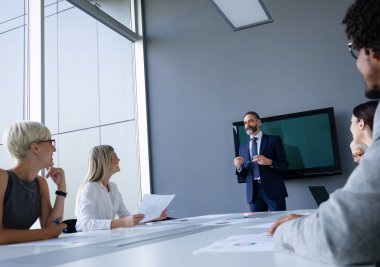 Ofisteki çeşitli iş adamları grubunun portresi