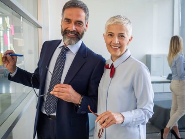 Ofiste takım olarak çalışan iş adamları. Takım çalışması, toplantı, başarı konsepti.