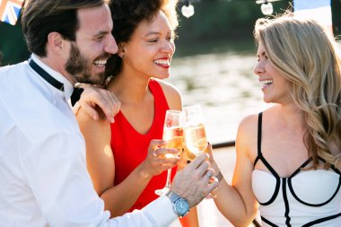 Bir grup arkadaş içiyorlar, dans ediyorlar ve dışarıda eğleniyorlar.