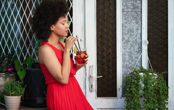 Schöne Schwarze Frau Trinkt Gesundes Getränk Und Lächelt Freien — Stockfoto