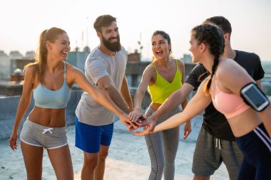 Bir grup zinde insan çatıda antrenman yapıyor.