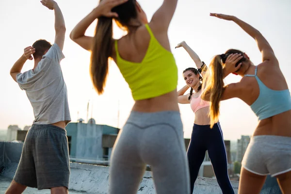 Grupo Pessoas Fazendo Exercícios Juntos Livre Fitness Treinamento Conceito Esporte — Fotografia de Stock
