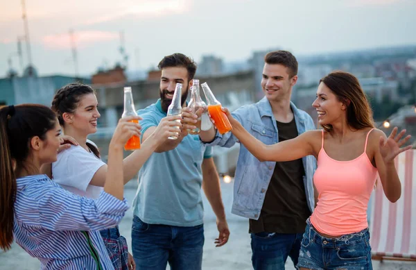 Tener Gran Tiempo Con Amigos Jóvenes Divertirse Fiesta Azotea —  Fotos de Stock