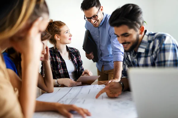 Heureux Groupe Jeunes Gens Affaires Multiethniques Travaillant Ensemble Sur Réunion — Photo