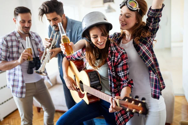 Fröhliche Gruppe Von Freunden Feiert Zusammen Und Spielt Instrumente — Stockfoto