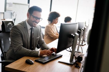Bir yazılım geliştirme şirketinde çalışan programcılar
