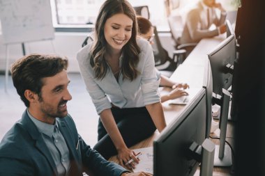 Ofiste birlikte çalışan başarılı iş adamlarının portresi.