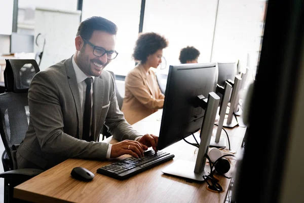 Programadores Que Trabajan Una Oficina Compañía Desarrollo Software — Foto de Stock