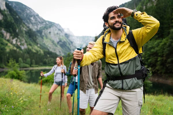 Happy Hiker Skupina Přátel Trekking Jako Součást Zdravého Životního Stylu — Stock fotografie