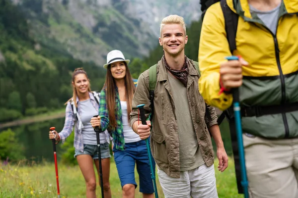 Lidi Chodí Túry Skupina Šťastných Turistických Přátel Trekking Jako Součást — Stock fotografie