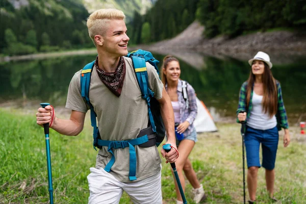 Escursioni Con Gli Amici Così Divertente Gruppo Giovani Con Zaini — Foto Stock