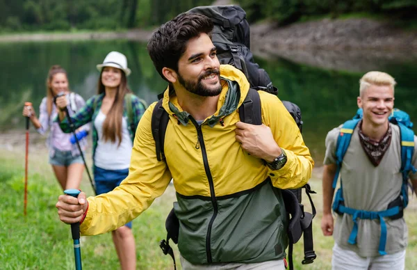 Happy Hiker Skupina Přátel Trekking Jako Součást Zdravého Životního Stylu — Stock fotografie