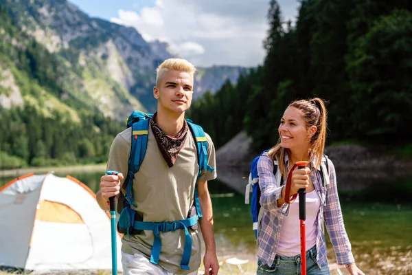 Glückliche Wanderfreunde Wandern Als Teil Eines Gesunden Lebensstils Freien — Stockfoto