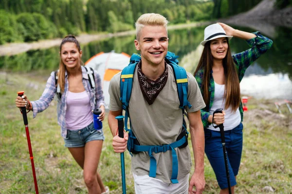 Mensen Wandelen Groep Van Gelukkige Wandelaars Vrienden Trekking Als Onderdeel — Stockfoto