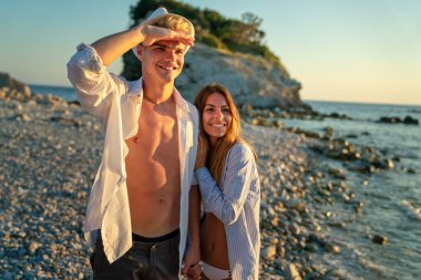 Plaj çifti romantik bir yolculuğa çıkıyor balayı tatili yaz tatili romantizmi.