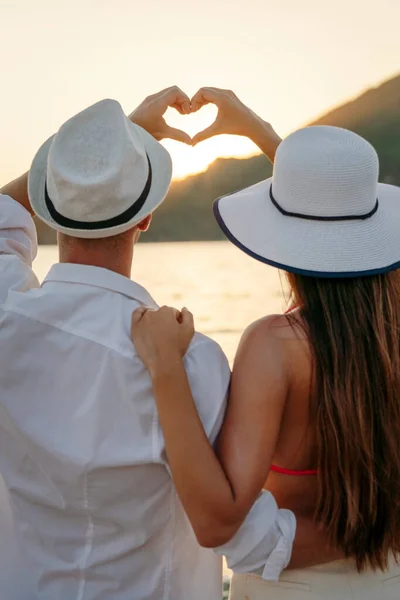 Pareja Feliz Enamorada Viaje Luna Miel Romance Playa Vacaciones Concepto — Foto de Stock