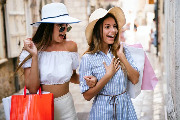 Mujeres Felices Amigo Compras Turísticas Ciudad Verano —  Fotos de Stock