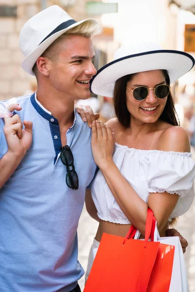 Birlikte Alışveriş Yapmayı Seviyoruz Yaz Tatilinde Sokakta Yürüyen Genç Güzel — Stok fotoğraf