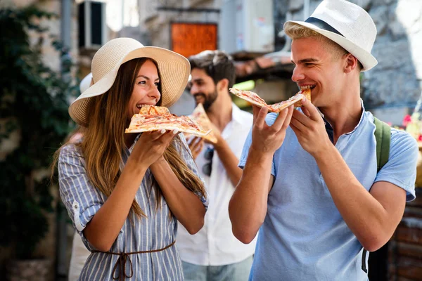 Grupo Feliz Pessoas Comendo Pizza Livre Eles Estão Desfrutando Juntos — Fotografia de Stock