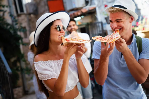 Ομάδα Χαρούμενων Ταξιδιωτικών Τουριστών Φίλους Που Διασκεδάζουν Τρώγοντας Πίτσα Στις — Φωτογραφία Αρχείου