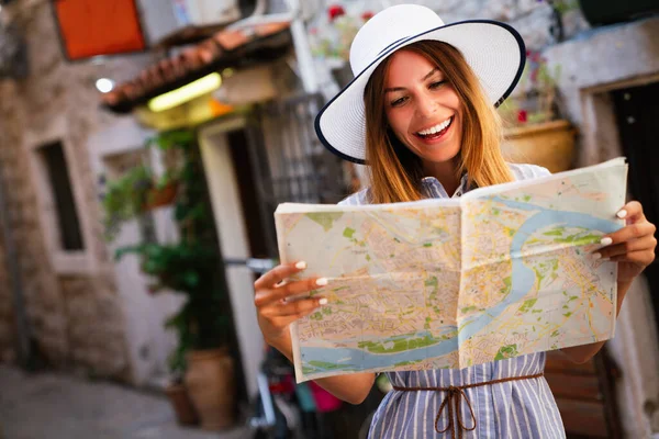 Jovem Mulher Feliz Turista Com Mapa Procura Uma Maneira Férias — Fotografia de Stock