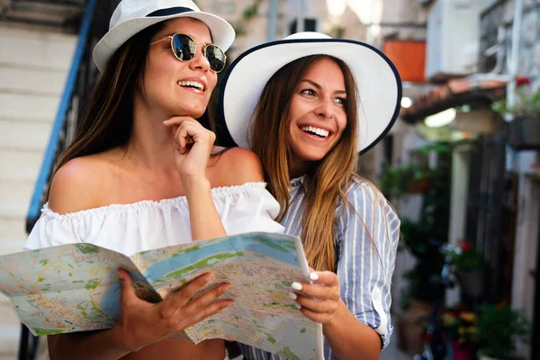 Hermosas Mujeres Estudiantes Disfrutando Viajes Vacaciones Verano — Foto de Stock