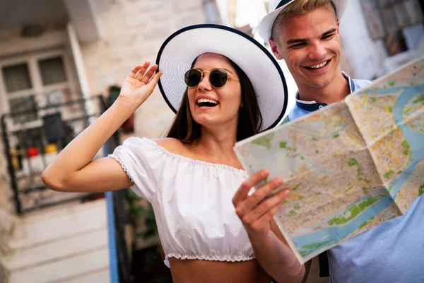 Vacaciones Verano Citas Viajes Concepto Turismo Pareja Sonriente Con Mapa — Foto de Stock