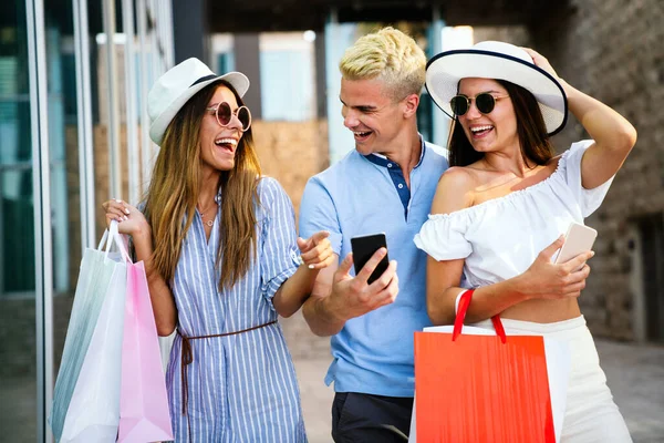 Grupo Jóvenes Amigos Haciendo Selfie Después Compras —  Fotos de Stock