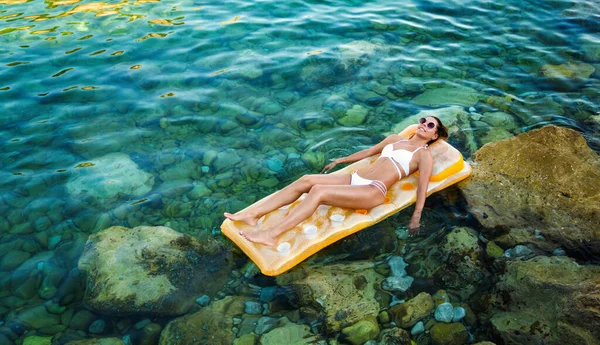 Piękna Seksowna Kobieta Bikini Materacu Morzu Ciesząca Się Wakacjami — Zdjęcie stockowe