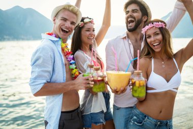 Genç ve eğlenceli insanlar sahilde yazın tadını çıkarıyor.