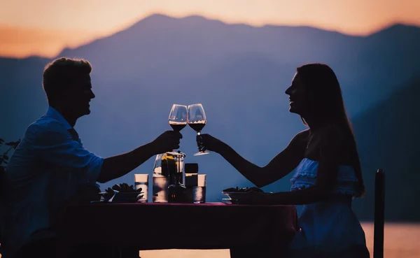 Feliz Pareja Joven Noche Verano Teniendo Una Cena Romántica Aire — Foto de Stock