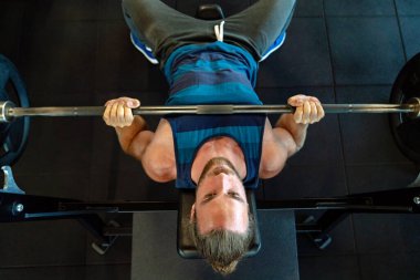 Spor salonunda çalışan sağlıklı genç bir adam.