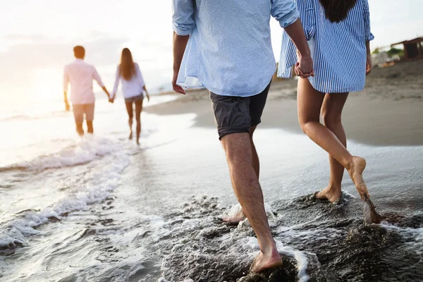 Baráti Társaság Szórakozás Séta Strandon Naplementekor — Stock Fotó