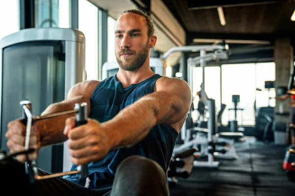 Fit Schöner Mann Der Fitnessstudio Einem Gerät Trainiert — Stockfoto