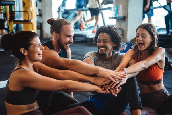 Glückliche Menschen Trainieren Gemeinsam Fitnessstudio Gesund Bleiben Volkshochschulkonzept — Stockfoto