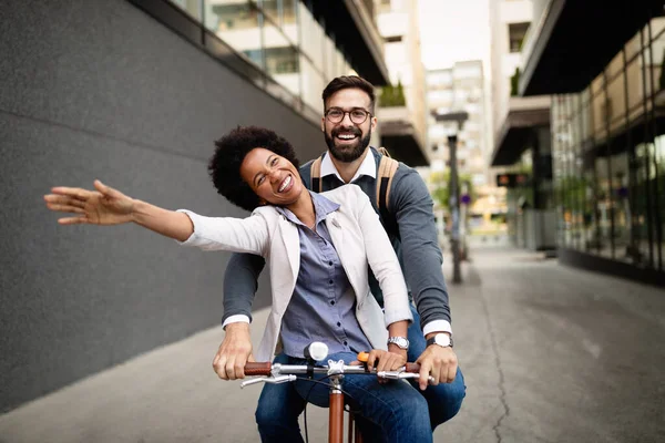 Joven Pareja Feliz Divirtiéndose Ciudad Montar Bicicleta —  Fotos de Stock